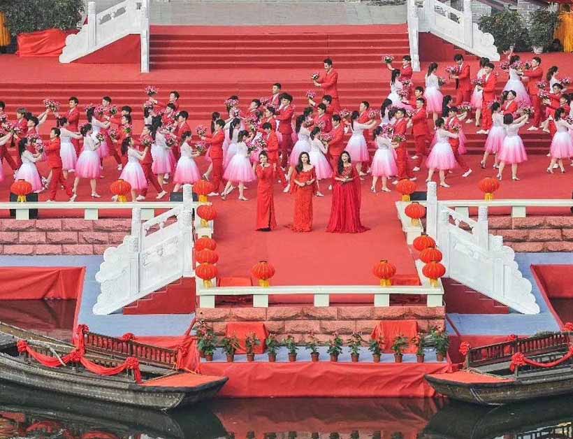 央視唱響新時(shí)代，走進(jìn)臺兒莊雙層水上舞臺